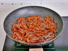 起油锅加入牛肉丝炒熟盛出。