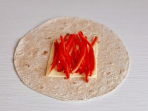 一张全麦饼，加芝士片，红椒丝。