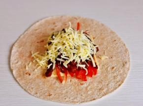 放上马苏里拉芝士包起来。