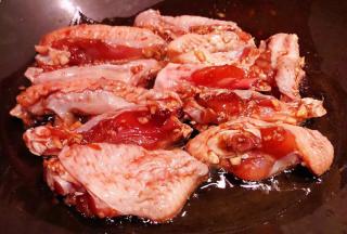 锅中倒入少许底油加热依次放入鸡翅中火煎起来