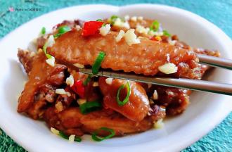 鸡翅入口香浓肉质鲜嫩搭配这浓浓的蒜香别有一番滋味