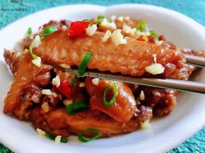 鸡翅入口香浓肉质鲜嫩搭配这浓浓的蒜香别有一番滋味
