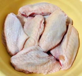 新鲜的鸡翅在清水中冲洗干净沥干水份