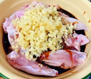 放入这道美味的灵魂配料蒜粒