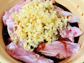 放入这道美味的灵魂配料蒜粒
