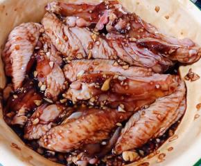 蒜粒和调味料充分的抓匀盖上保鲜膜放入冰箱冷藏煨制两个小时入味