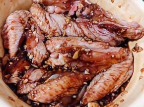 蒜粒和调味料充分的抓匀盖上保鲜膜放入冰箱冷藏煨制两个小时入味