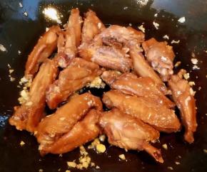 放入焖好的鸡翅大火爆炒出香味即可出锅享用