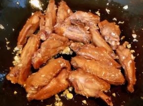 放入焖好的鸡翅大火爆炒出香味即可出锅享用
