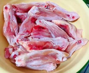 鸡翅一切为二冲洗里面的杂质和血水沥干水份备用