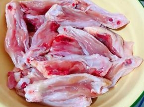 鸡翅一切为二冲洗里面的杂质和血水沥干水份备用