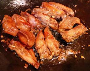 鸡翅一面煎好再翻至另一面煎至两面金黄色稍焖一会即可出锅