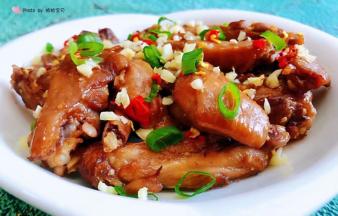 蒜香焖翅装入盘中撒上香葱、小米辣、蒜粒就大功告成了