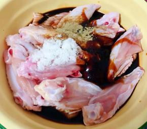 放入调味料一品鲜酱油、蚝油、糖、黑胡椒粉、盐、味精