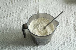 2、低粉，盐，杏仁粉，奶粉混匀。