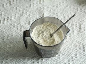 2、低粉，盐，杏仁粉，奶粉混匀。