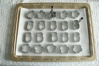 3、模具清洗干净，擦干放在铺有油纸的烤盘上。