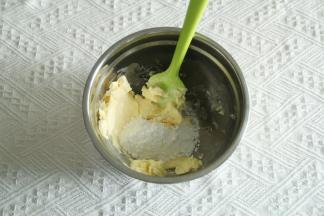 4、黄油软化到可以轻易用刮刀抹开，加入糖粉，用刮刀搅匀。