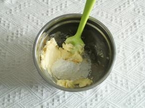 4、黄油软化到可以轻易用刮刀抹开，加入糖粉，用刮刀搅匀。