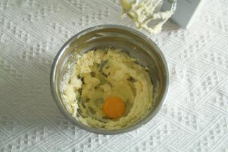 5、电动打蛋器打顺滑，加入常温蛋液。搅打混合均匀。