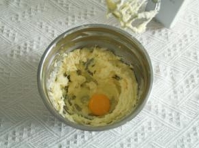 5、电动打蛋器打顺滑，加入常温蛋液。搅打混合均匀。