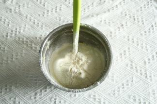 6、筛入全部粉类，切拌按压至无干粉。如果不好操作，可以带手套操作，很好操作。