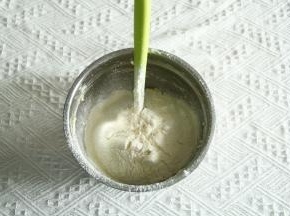 6、筛入全部粉类，切拌按压至无干粉。如果不好操作，可以带手套操作，很好操作。