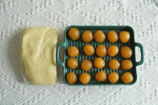 7、然后装入保鲜袋，防止变干（如果略粘手，可冷藏15分钟）。凤梨酥馅料（市售的月饼馅料，可以自己炒）：花型25克，凤梨形20克。带PVC手套分馅料，搓成球。