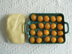 7、然后装入保鲜袋，防止变干（如果略粘手，可冷藏15分钟）。凤梨酥馅料（市售的月饼馅料，可以自己炒）：花型25克，凤梨形20克。带PVC手套分馅料，搓成球。