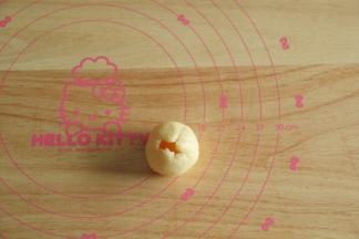 9、用虎口轻轻往上推，收口后搓圆，饼皮会更均匀。