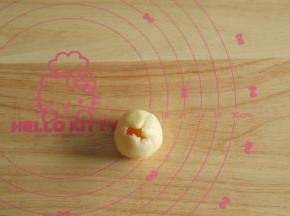 9、用虎口轻轻往上推，收口后搓圆，饼皮会更均匀。