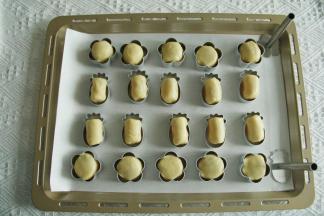 10、略微搓长，放入模具里。预热烤箱上下180度。