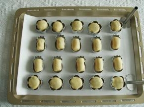 10、略微搓长，放入模具里。预热烤箱上下180度。