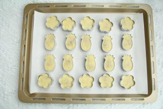 11、用手掌略微往下压到模具里，最后用压杆往下压平。8-9分满即可，不要太满，烘烤会膨胀。