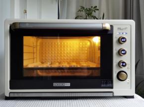 12、放入预热好的烤箱，转上165，下160，烤30分钟。