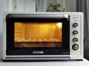 12、放入预热好的烤箱，转上165，下160，烤30分钟。