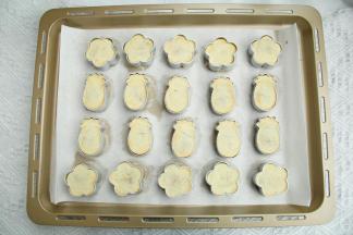 13、烤到15分钟，取出烤盘，烤箱继续工作。用食物夹翻模具，进行翻面。继续入炉烘烤15分钟。上色满意即可。