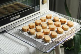 14、转移到冷却架上，冷凉到手温，直接把模具取下，轻松脱模。