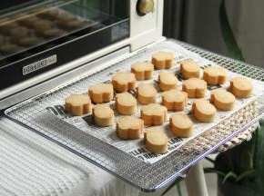 14、转移到冷却架上，冷凉到手温，直接把模具取下，轻松脱模。