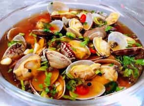 入味后的凉拌花甲看着就非常有食欲