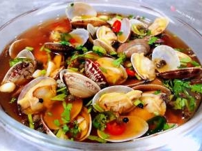 入味后的凉拌花甲看着就非常有食欲
