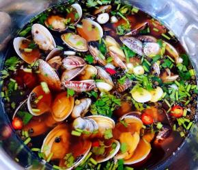 晾凉的花甲放入调好的料汁中盖上保鲜膜放入冰箱冷藏两个小时时间久一点会更入味