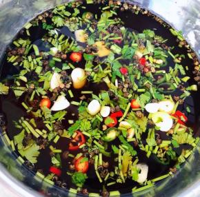 撒上小米辣、杭椒、蒜、香菜末拌匀