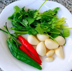 准备小米辣、杭椒、蒜、香菜