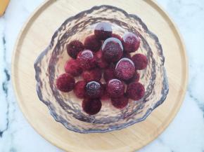 新鲜杨梅用盐水浸泡30分钟左右洗净捞出，