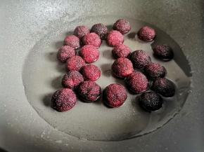 倒入锅中，加适量清水煮开。