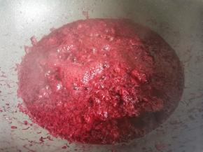 继续边煮边把杨梅压烂。