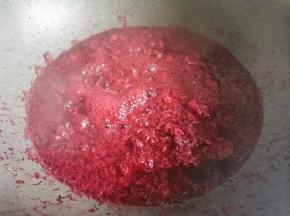 继续边煮边把杨梅压烂。