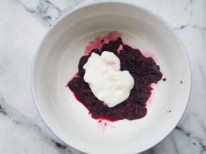 待冷却后加入适量酸奶，