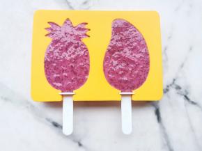 倒入模具中，放冰箱冷冻4小时以上取出脱模即可。